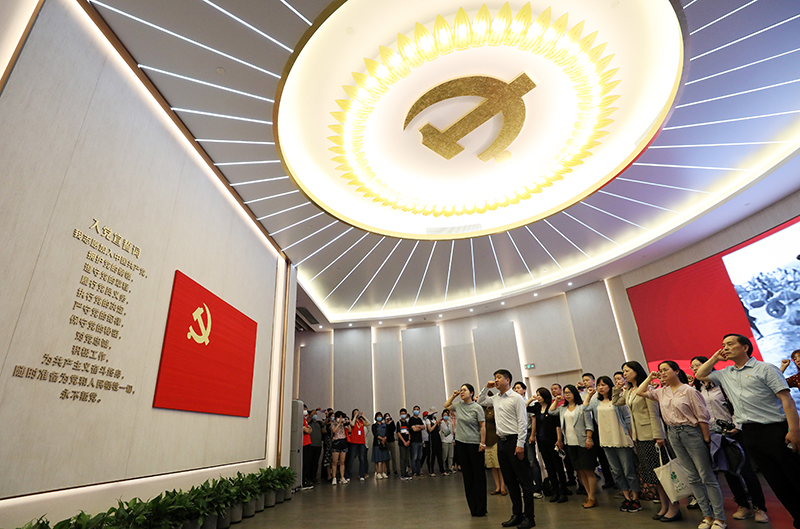 党员在上海中共一大纪念馆里重温入党誓词（2021年6月3日摄）。新华社记者刘颖摄