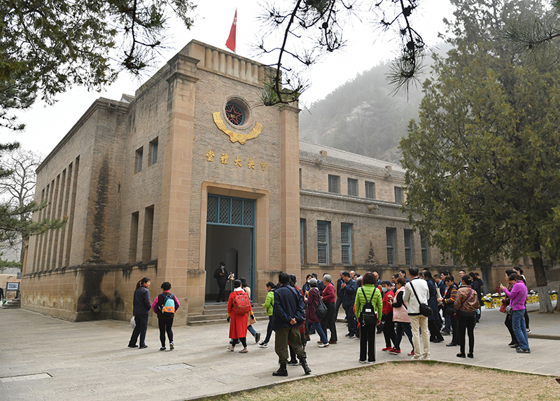 人们在陕西延安杨家岭革命旧址参观（2021年3月28日摄）。新华社记者张博文摄
